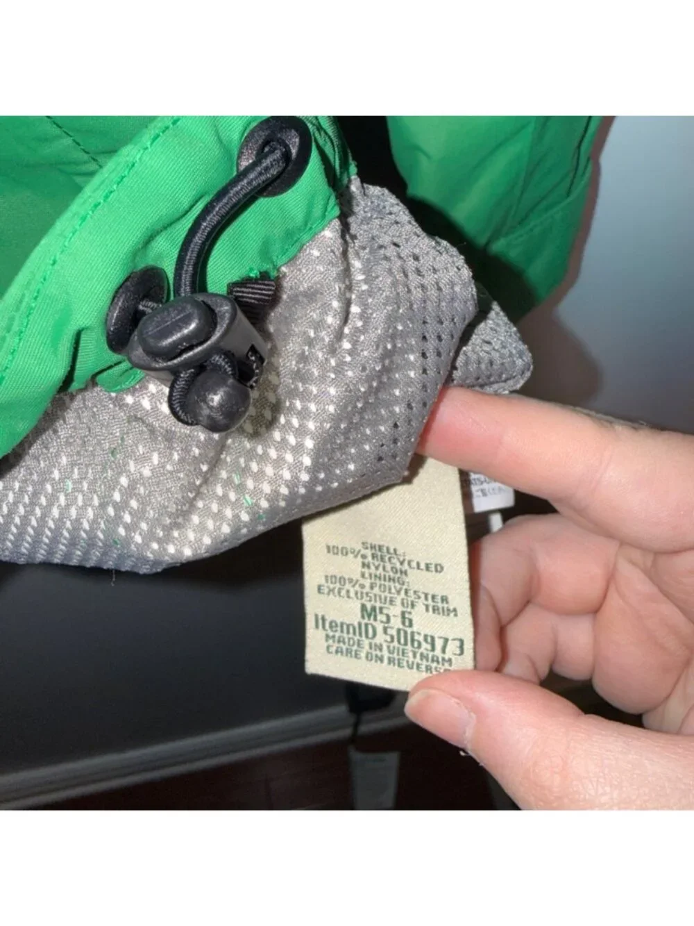 L.L.Bean Green Waterproof Jacket Hood Front Zipper Mesh Lining Size M (10-12)
